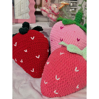 Trái dâu len bự, gối dâu tây bằng len size 40-50cm handmadebyQuin