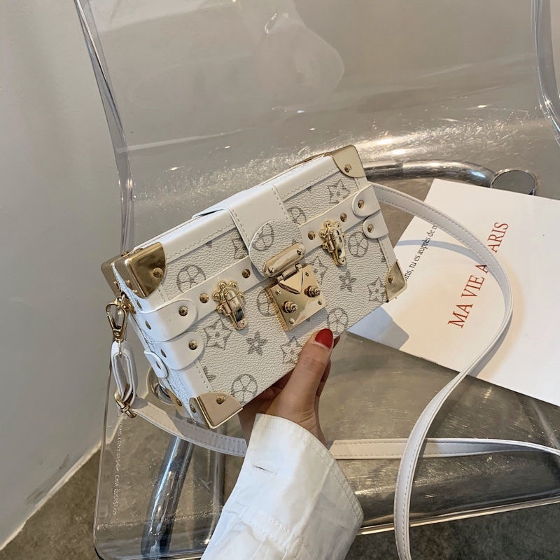 Túi xách nữ Thương PU Túi Nữ Mới 2023 Thời Trang Âu Mỹ Đinh Tán Họa Tiết Retro Ins  Túi xách Vai Túi