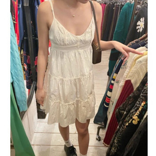 Brandy Melville Arianna Floral Detail Dress (Váy hai dây màu be phong cách vintage có hoạ tiết hoa nhí ren)