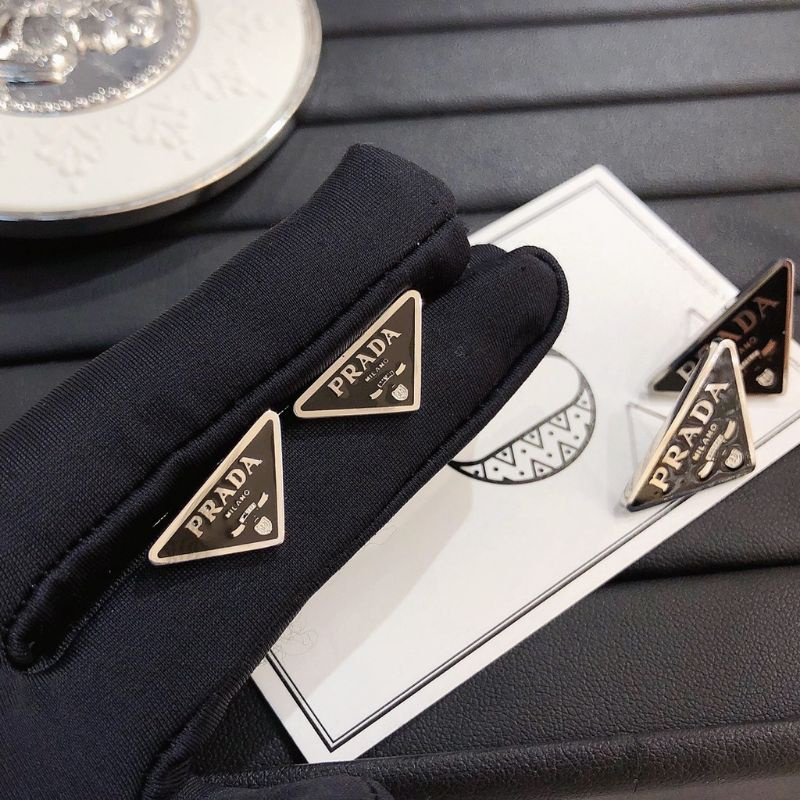 Khuyên tai PRA8 tam giác hiệu cá tính cực chất