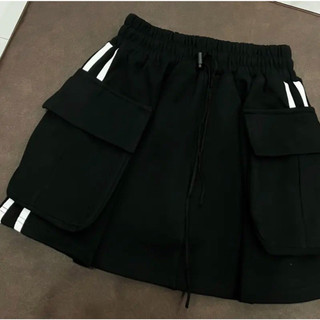 Chân váy Tenis màu đen sọc trắng phối túi hộp
