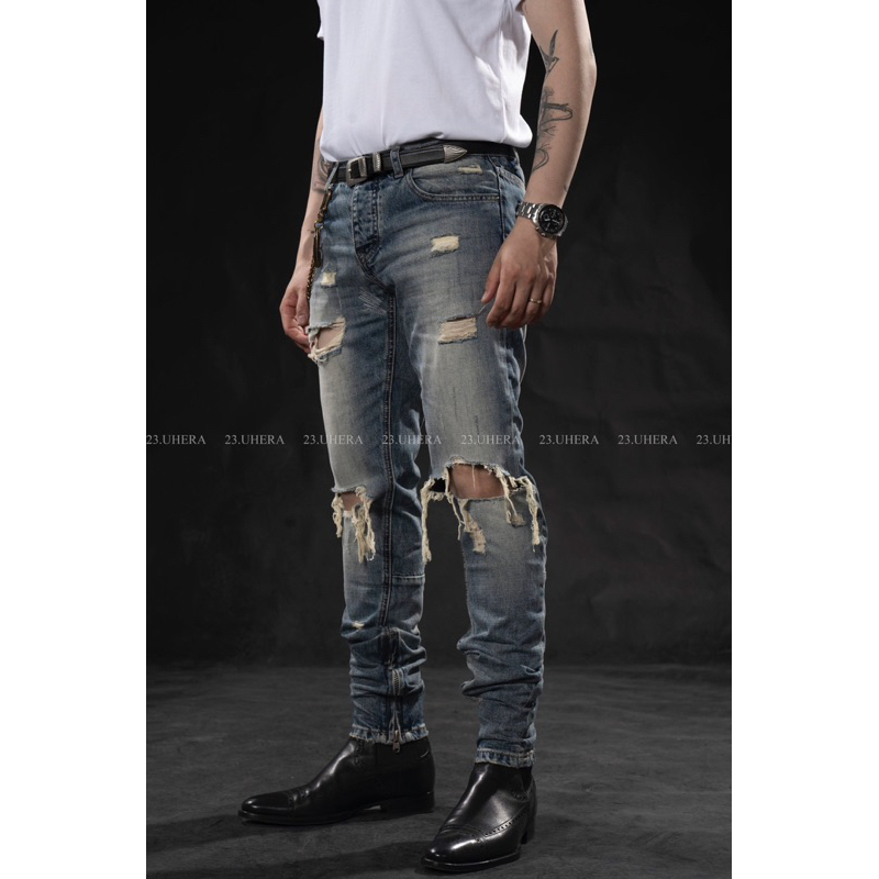 Jeans xanh rách gối