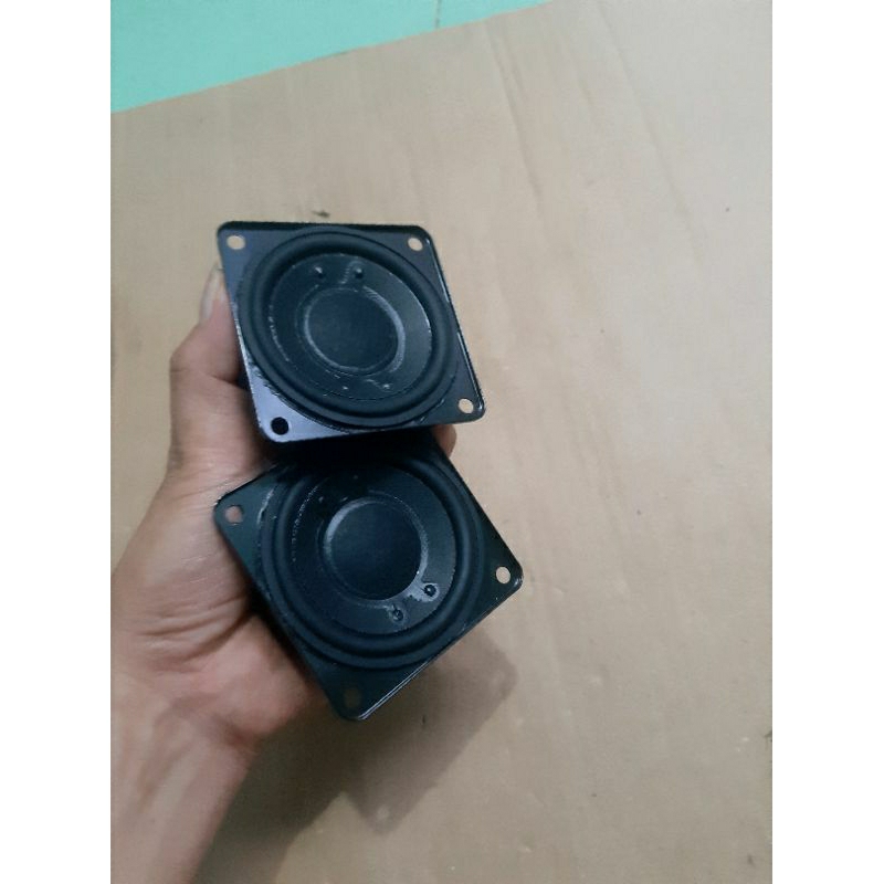 1 cặp = 2 cái loa hãng Sony hình vuông bao zin và xịn xò Kích thước 70mm ,Khoảng cách tâm 2 lỗ bắt ốc 75 mm,Từ lớn 65 mm