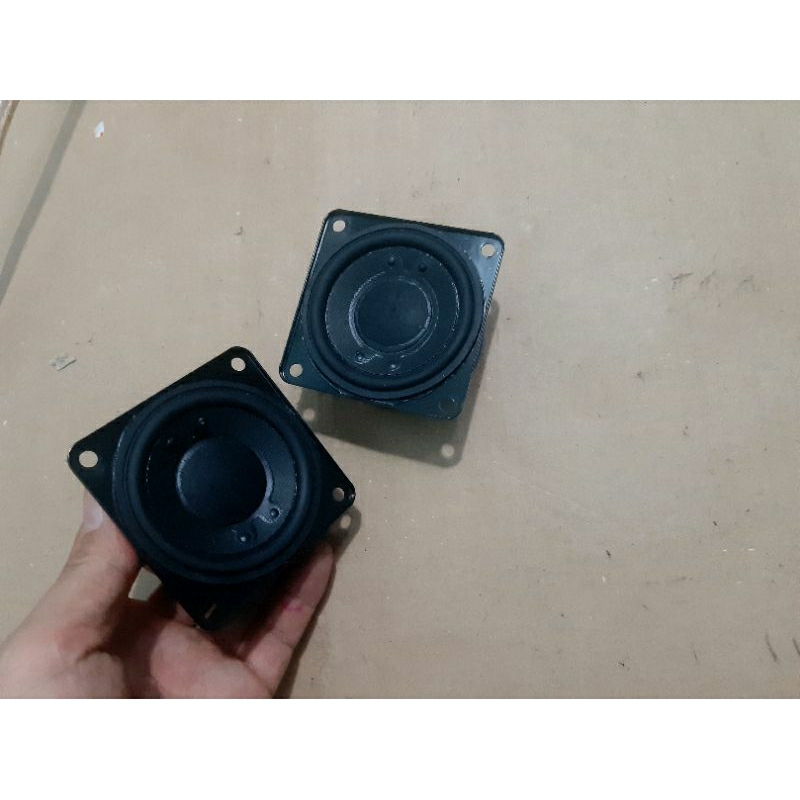 1 cặp = 2 cái loa hãng Sony hình vuông bao zin và xịn xò Kích thước 70mm ,Khoảng cách tâm 2 lỗ bắt ốc 75 mm,Từ lớn 65 mm