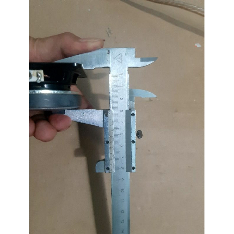 1 cặp = 2 cái loa hãng Sony hình vuông bao zin và xịn xò Kích thước 70mm ,Khoảng cách tâm 2 lỗ bắt ốc 75 mm,Từ lớn 65 mm