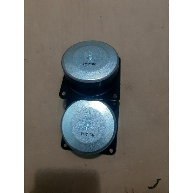 1 cặp = 2 cái loa hãng Sony hình vuông bao zin và xịn xò Kích thước 70mm ,Khoảng cách tâm 2 lỗ bắt ốc 75 mm,Từ lớn 65 mm