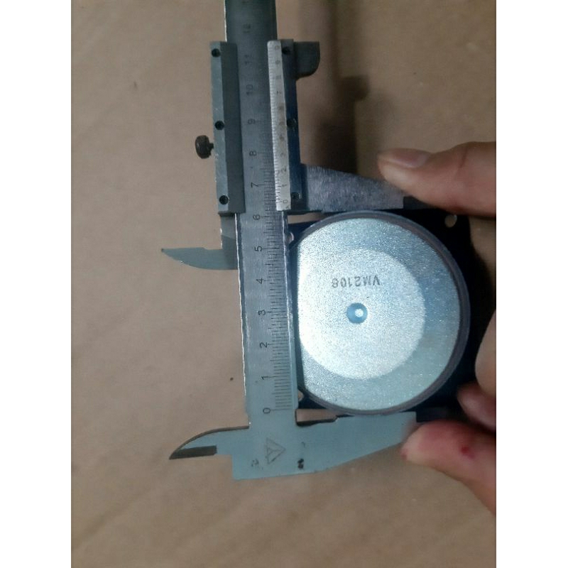 1 cặp = 2 cái loa hãng Sony hình vuông bao zin và xịn xò Kích thước 70mm ,Khoảng cách tâm 2 lỗ bắt ốc 75 mm,Từ lớn 65 mm