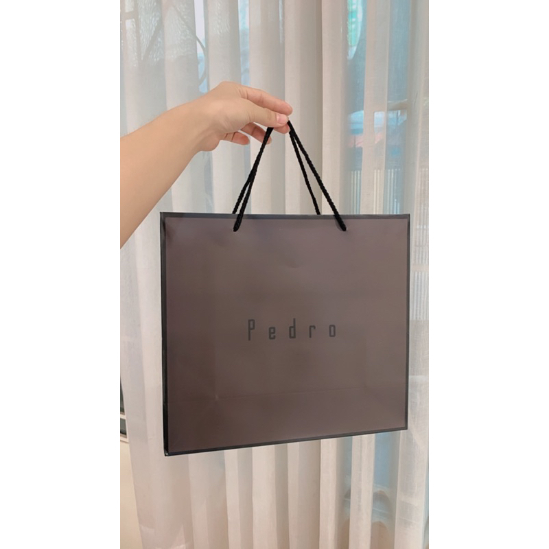 Túi giấy hãng Pe.dro đựng làm quà tặng có quai xách siêu sang