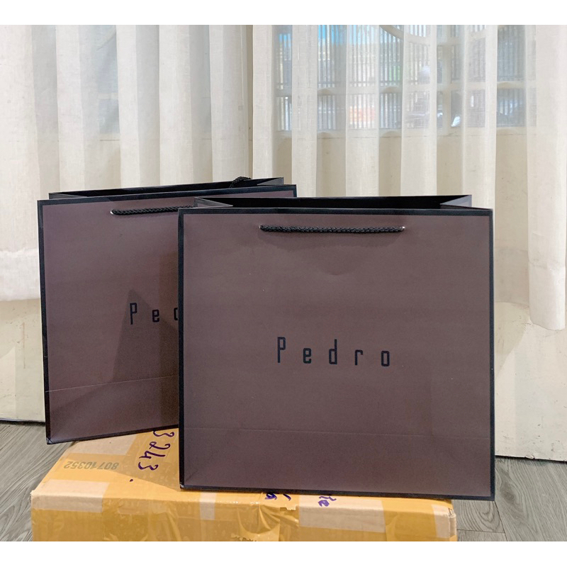 Túi giấy hãng Pe.dro đựng làm quà tặng có quai xách siêu sang