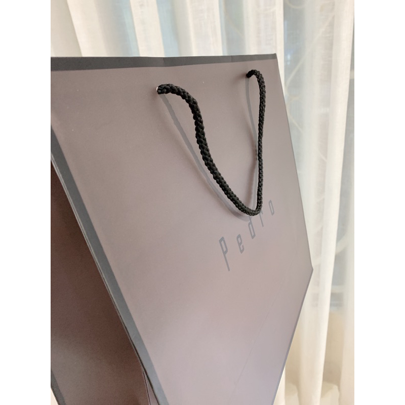 Túi giấy hãng Pe.dro đựng làm quà tặng có quai xách siêu sang