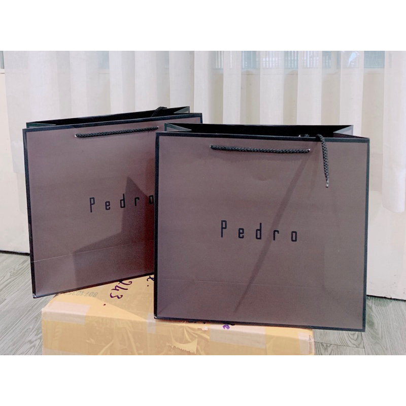Túi giấy hãng Pe.dro đựng làm quà tặng có quai xách siêu sang