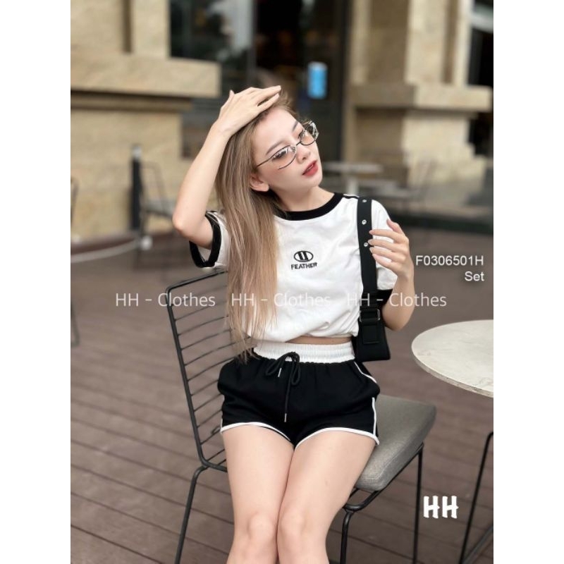 Set thể thao Áo cổ tròn phối viền tay con kiểu croptop ngực thêu logo kèm quần short!