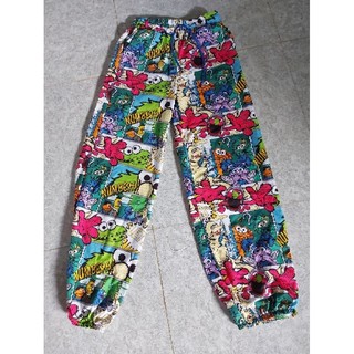 Quần thể thao hoạ tiết, quần thể thao trơn unisex.