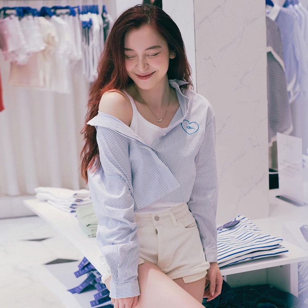 TheBlueTshirt - Áo Sơ Mi Phom Rộng Crop Top Nữ Sọc Xanh Nhạt - Oversized Hearty Cropped Shirt - Light Blue Stripe