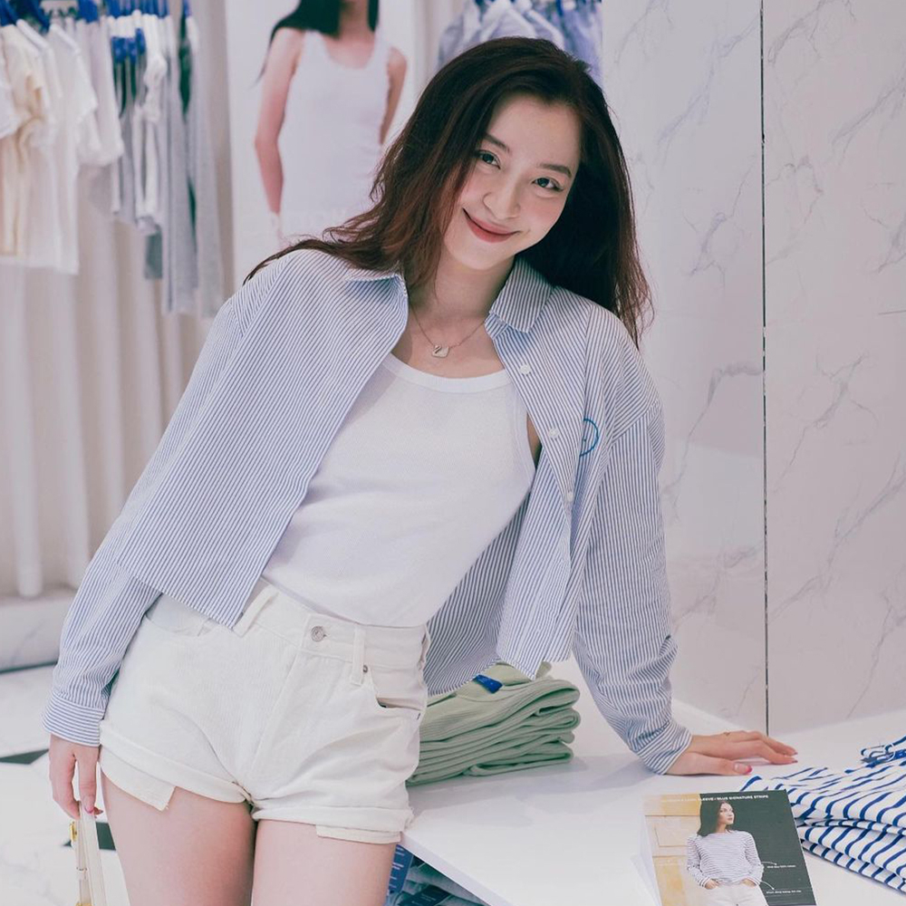 TheBlueTshirt - Áo Sơ Mi Phom Rộng Crop Top Nữ Sọc Xanh Nhạt - Oversized Hearty Cropped Shirt - Light Blue Stripe