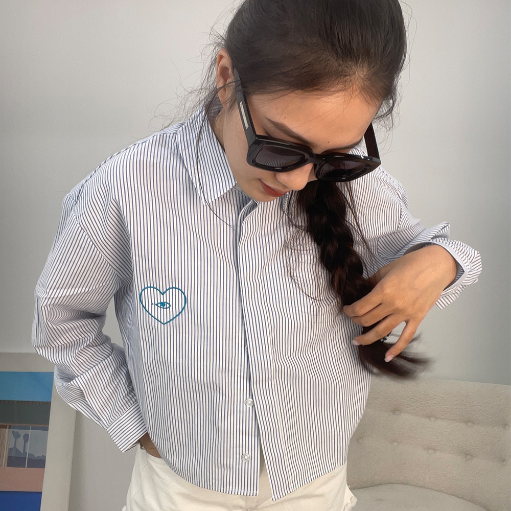 TheBlueTshirt - Áo Sơ Mi Phom Rộng Crop Top Nữ Sọc Xanh Nhạt - Oversized Hearty Cropped Shirt - Light Blue Stripe