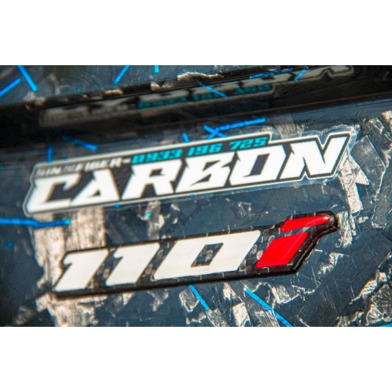 Logo 2 Màu Dán Cánh Bửng Xe Máy Đúc Sợi CarbonFiber Cao Cấp