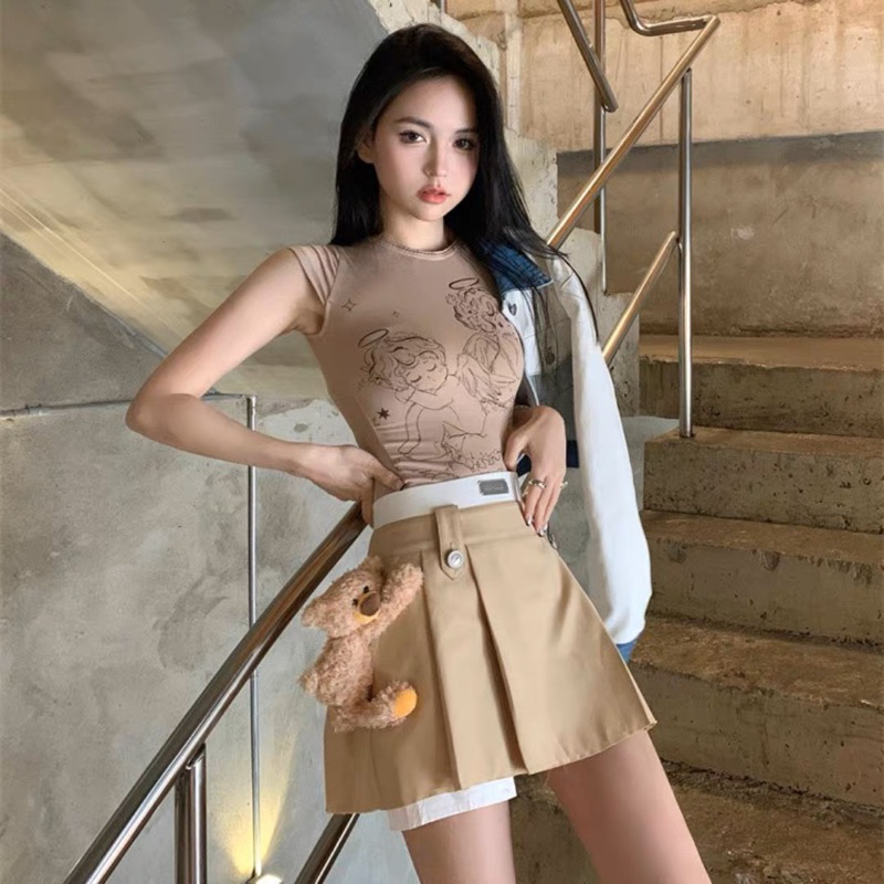 Chân váy 13de marzo nâu xếp ly phối trắng đính gấu bông