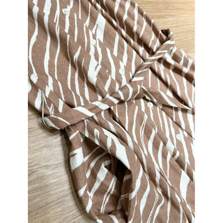 Váy midi linen hoạ tiết zebra.