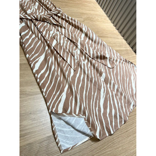 Váy midi linen hoạ tiết zebra.