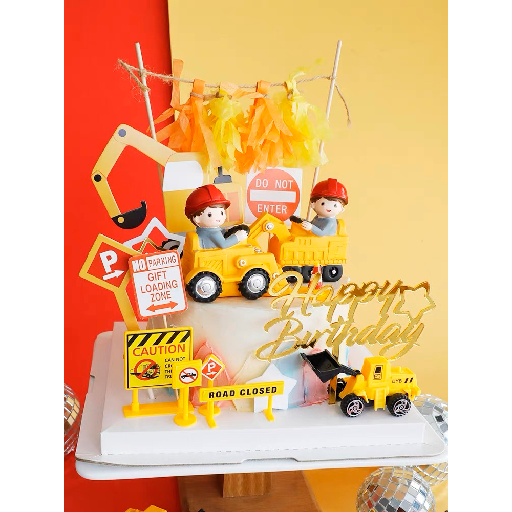 Trang trí sứ cậu bé lái xe cẩu công trình