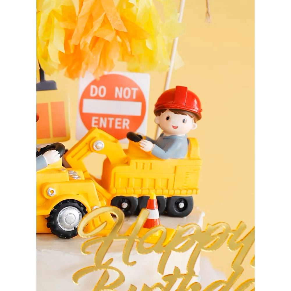 Trang trí sứ cậu bé lái xe cẩu công trình