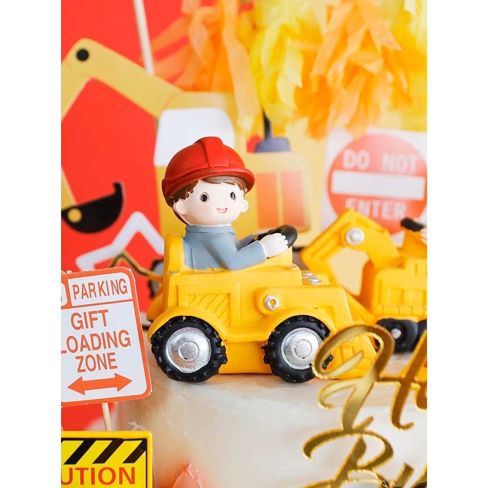 Trang trí sứ cậu bé lái xe cẩu công trình