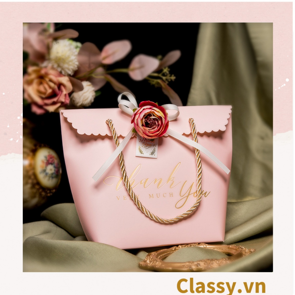 Túi quà tặng Classy, túi giấy quai xách đính hoa sang trọng Q1592