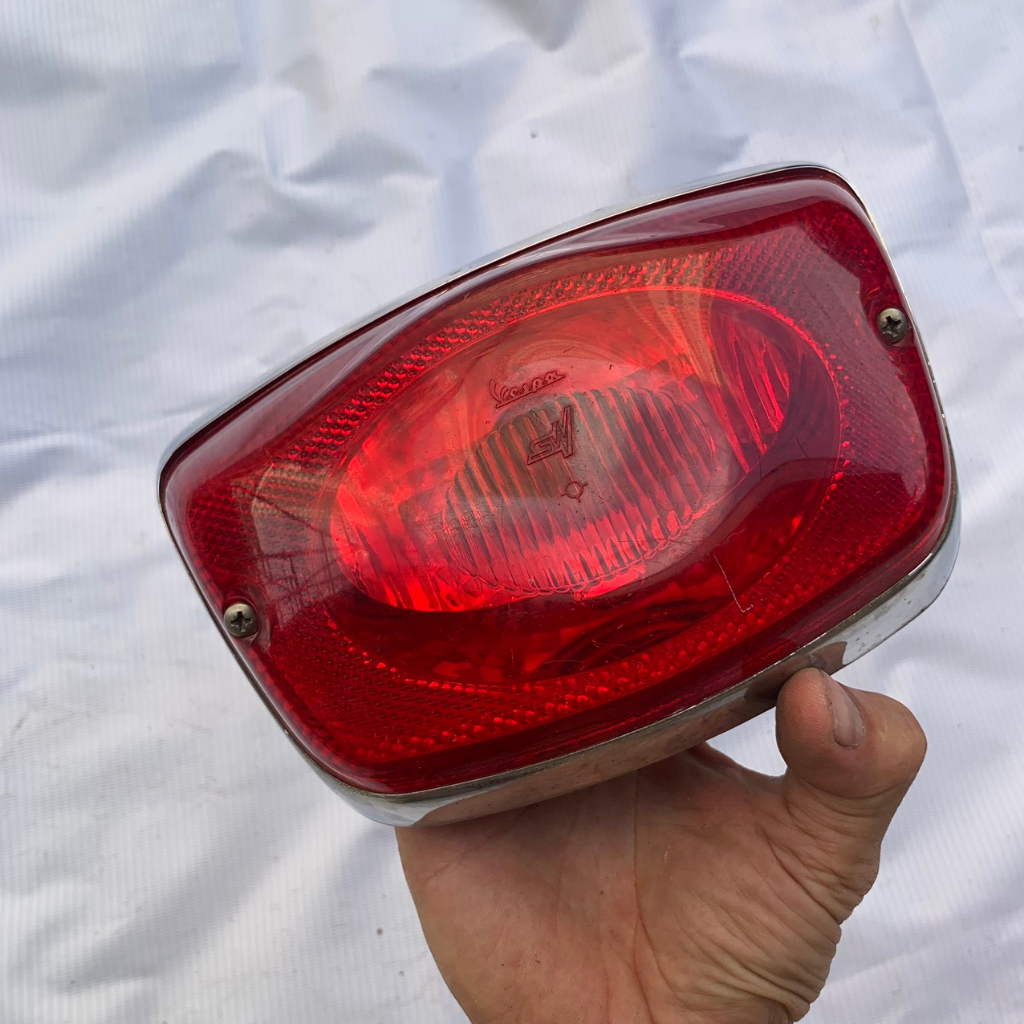 Bộ Cụm đèn hậu , đèn sau xe vespa lx chính hãng - kèm bóng (hàng zin tháo xe)còn mới