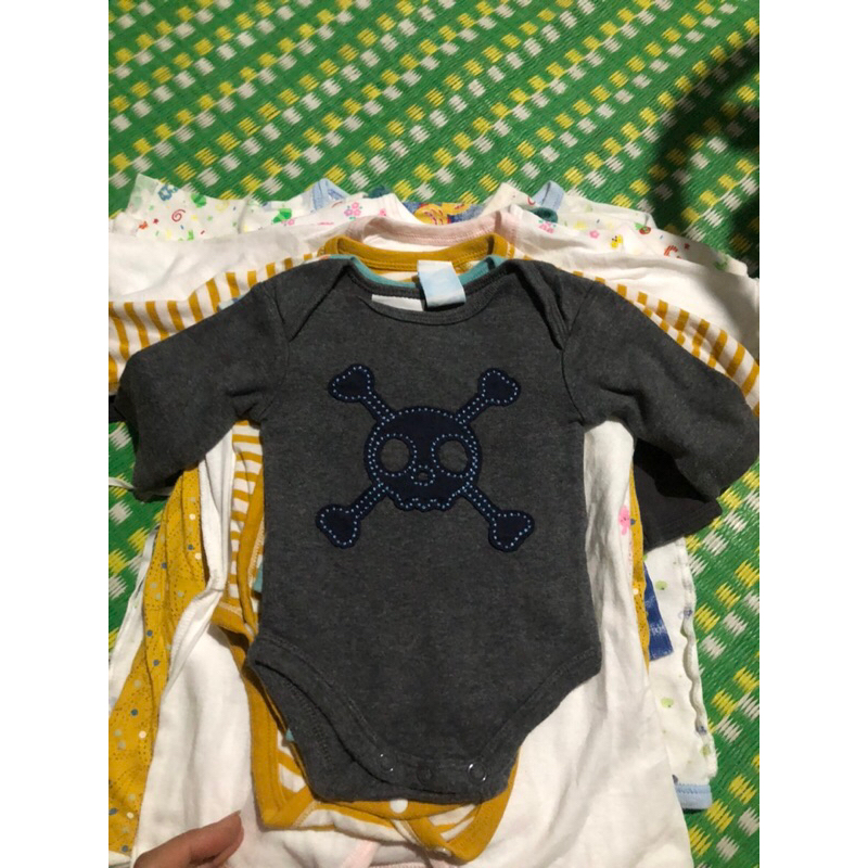 2 áo bất kì cùng sz cho bé .