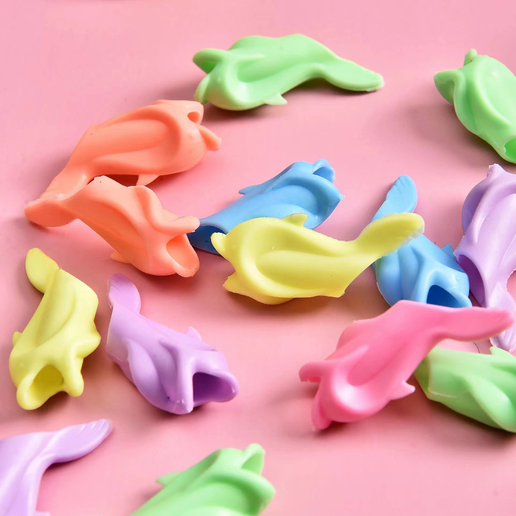 Đệm Bút Cầm Tay Hình Cá Heo Silicon. Đệm Tay Định Vị Cầm Bút Giúp Các Bé Không Bị Mỏi 88398 Lamon Store