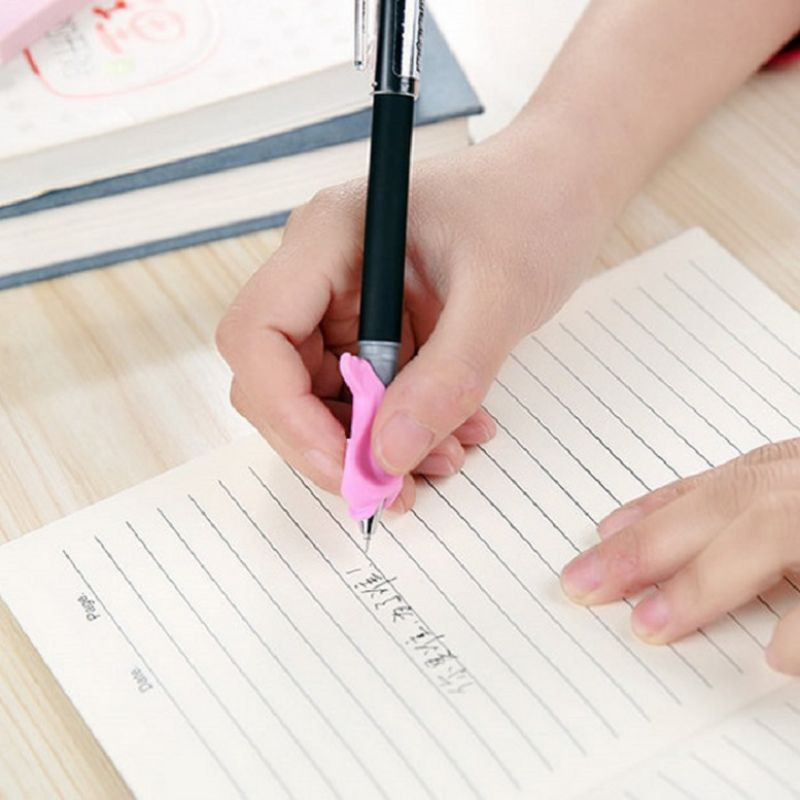 Đệm Bút Cầm Tay Hình Cá Heo Silicon. Đệm Tay Định Vị Cầm Bút Giúp Các Bé Không Bị Mỏi 88398 Lamon Store