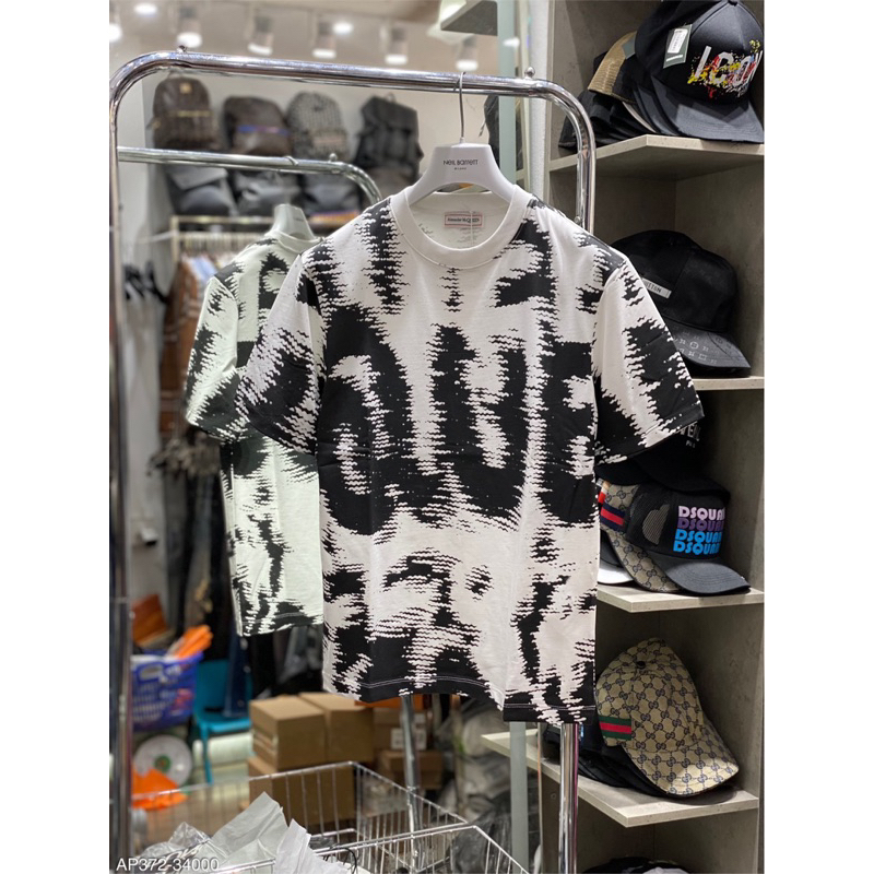 Áo phông M/C.Q hoạ tiết chữ nổi bật ,lên dáng cực đỉnh.New2023