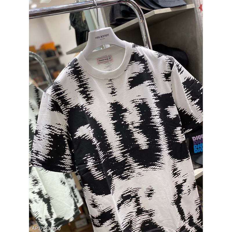 Áo phông M/C.Q hoạ tiết chữ nổi bật ,lên dáng cực đỉnh.New2023