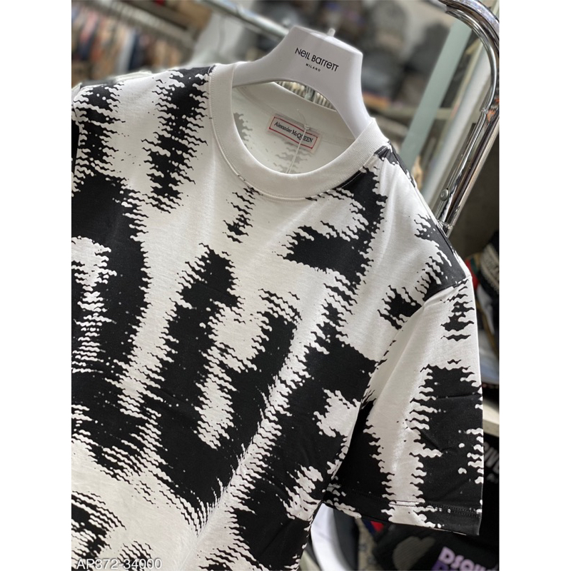 Áo phông M/C.Q hoạ tiết chữ nổi bật ,lên dáng cực đỉnh.New2023