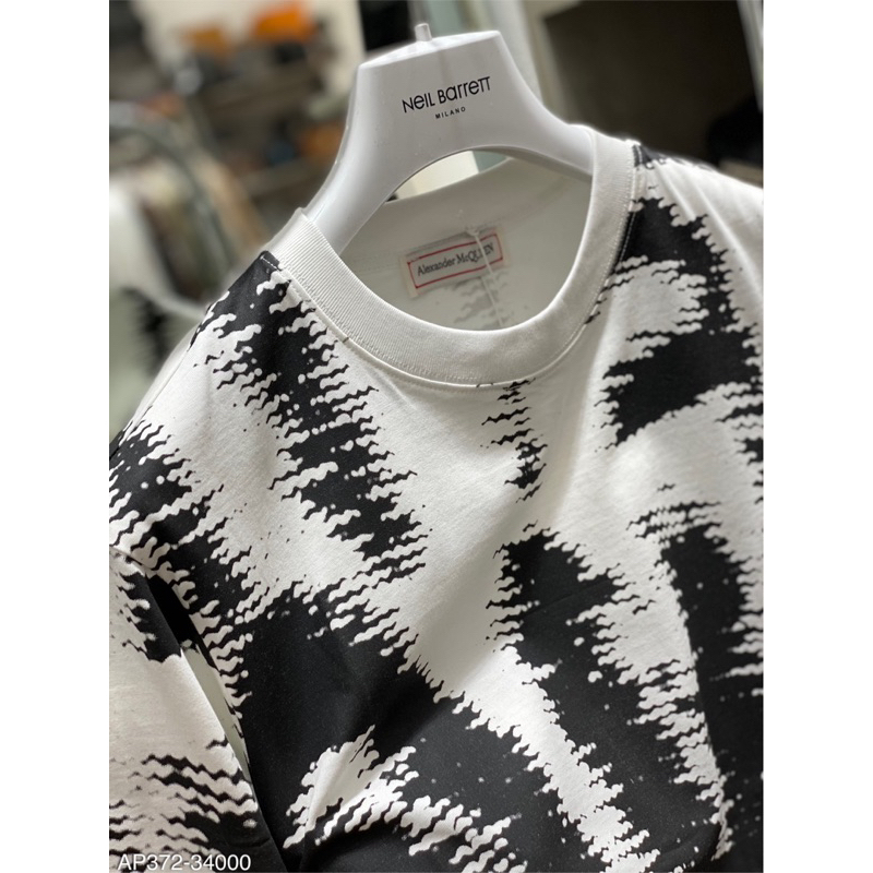 Áo phông M/C.Q hoạ tiết chữ nổi bật ,lên dáng cực đỉnh.New2023