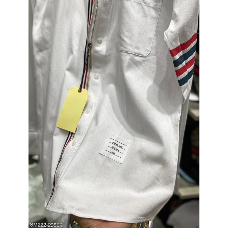 Áo sơ mi hoạ tiết khoá zip và ống tay nổi bật ,lên dáng cực chât