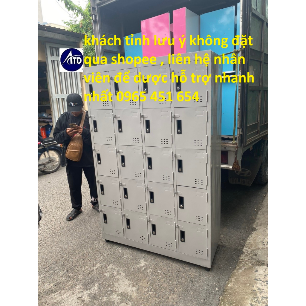 tủ locker sắt nhiều ngăn dùng cho các shop bán hàng, siêu thị, khi khách đến có thể để vào 1 ngăn rồi khóa lại an toàn