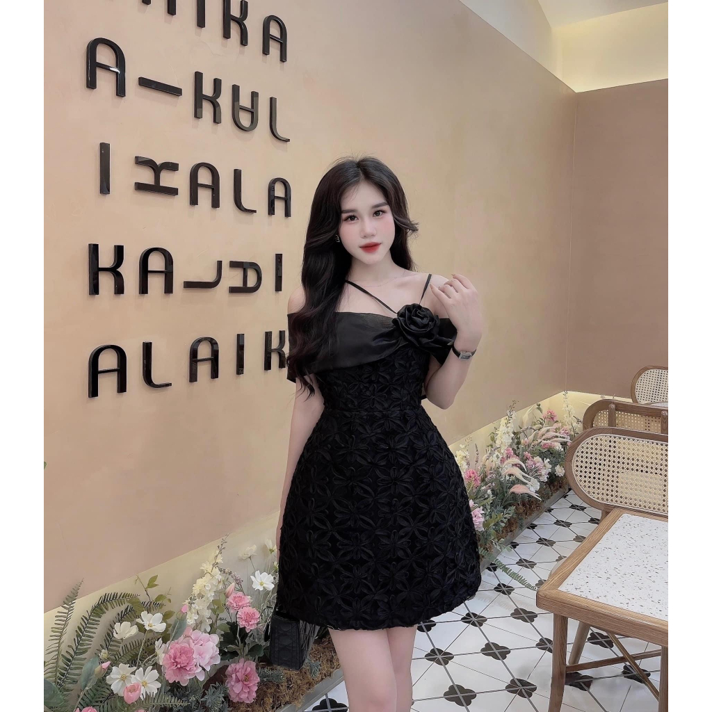 Váy tafta hoa ngực trái phối tay voan