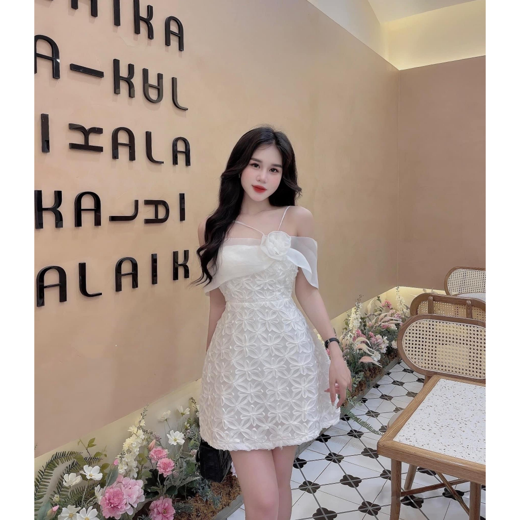 Váy tafta hoa ngực trái phối tay voan
