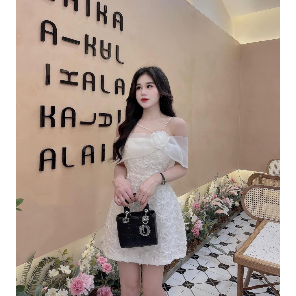 Váy tafta hoa ngực trái phối tay voan