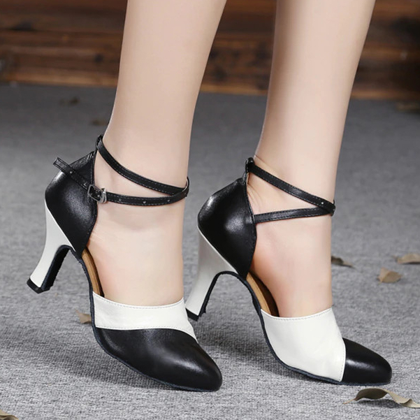 Giày khiêu vũ latin bít mũi phối màu đen trắng -gót 7 cm
