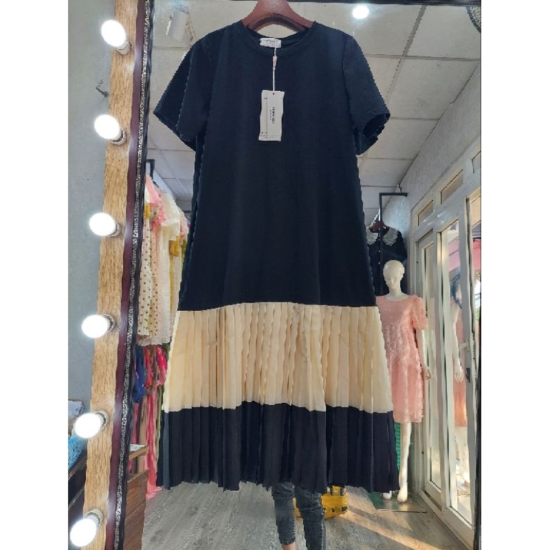 Váy bầu mùa hè dáng xuông phối xếp ly đều, hàng QC - chất vải cotton, điểm nhấn phối 2 màu be và đen.