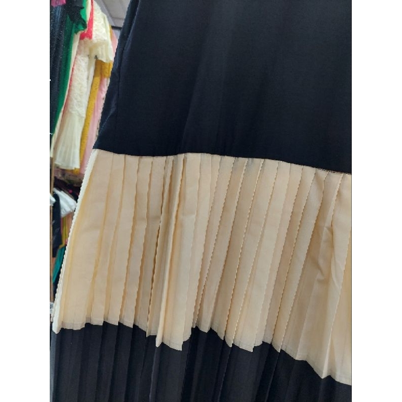Váy bầu mùa hè dáng xuông phối xếp ly đều, hàng QC - chất vải cotton, điểm nhấn phối 2 màu be và đen.