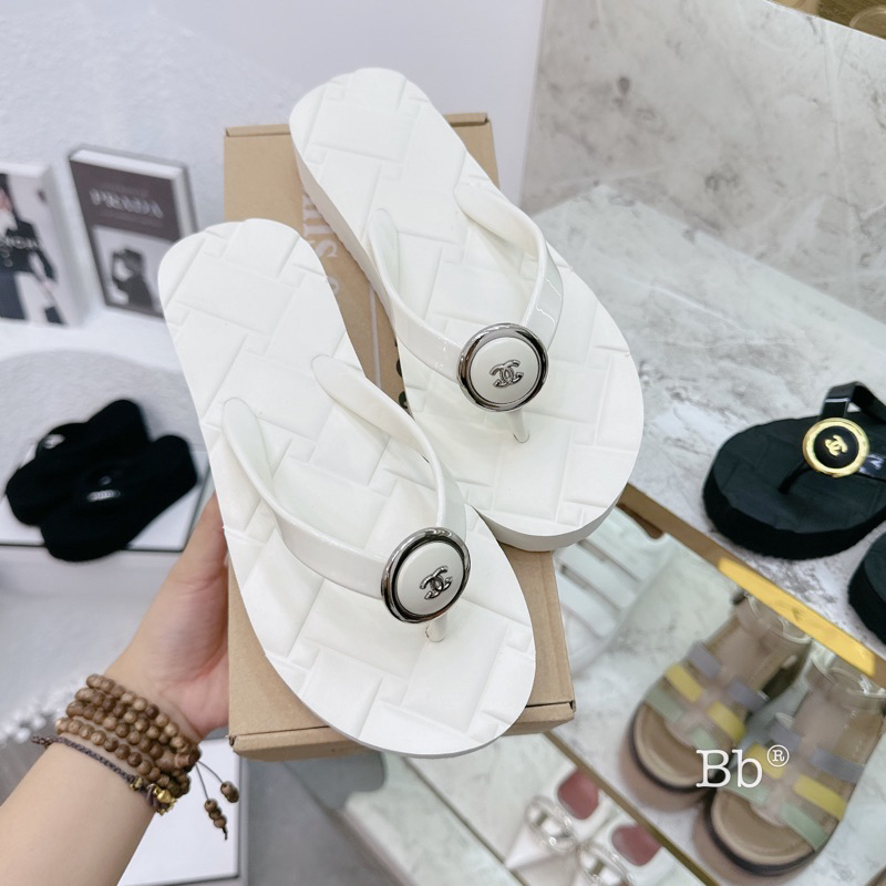 Dép xỏ ngón đi biển khuy CN siêu xinh. Hàng Quảng châu có 2 màu