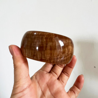 Vòng tay màu vàng bản cao 3 cm cho người mệnh Kim và Thổ đá thật của VN
