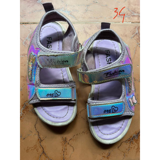 Giày sandal bé gái cũ cần thanh lý