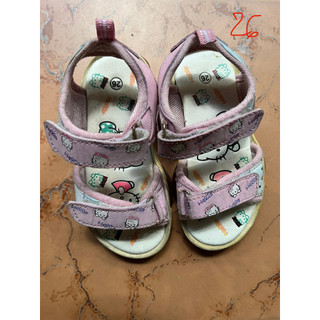 Giày sandal bé gái cũ cần thanh lý