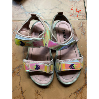 Giày sandal bé gái cũ cần thanh lý