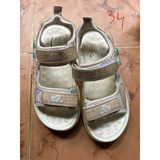Giày sandal bé gái cũ cần thanh lý
